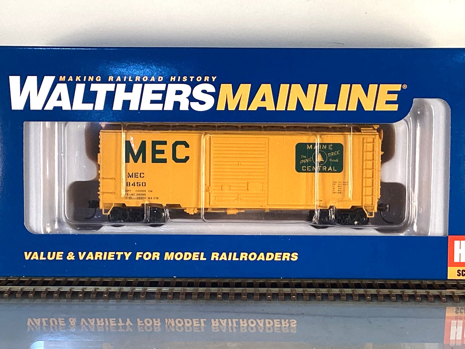 WALTHERS HO Mainline Maine Central 40′ ACF Welded 8′ Door Box Car