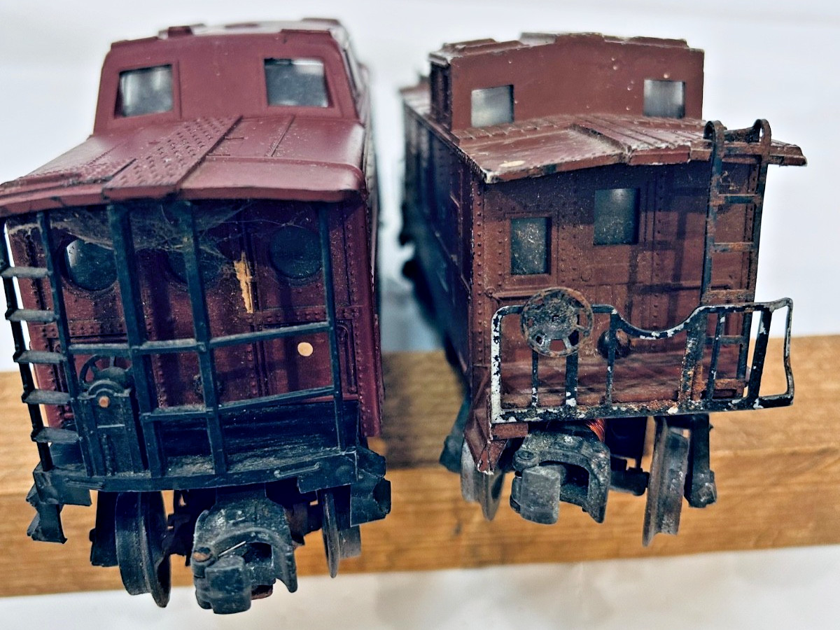 2 Lionel O-O27 Cabooses