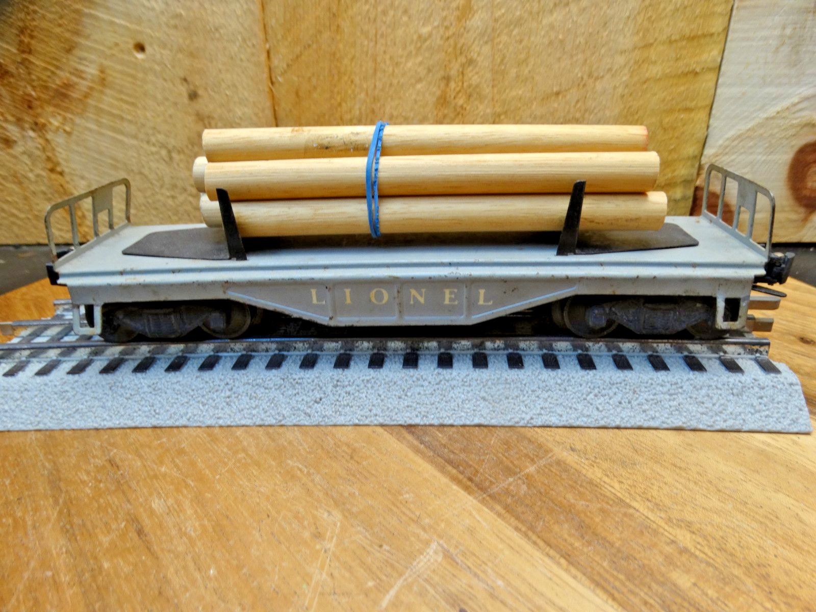 Lionel 027 Gauge All Metal Lionel Bulkhead Flat Car with Cargo