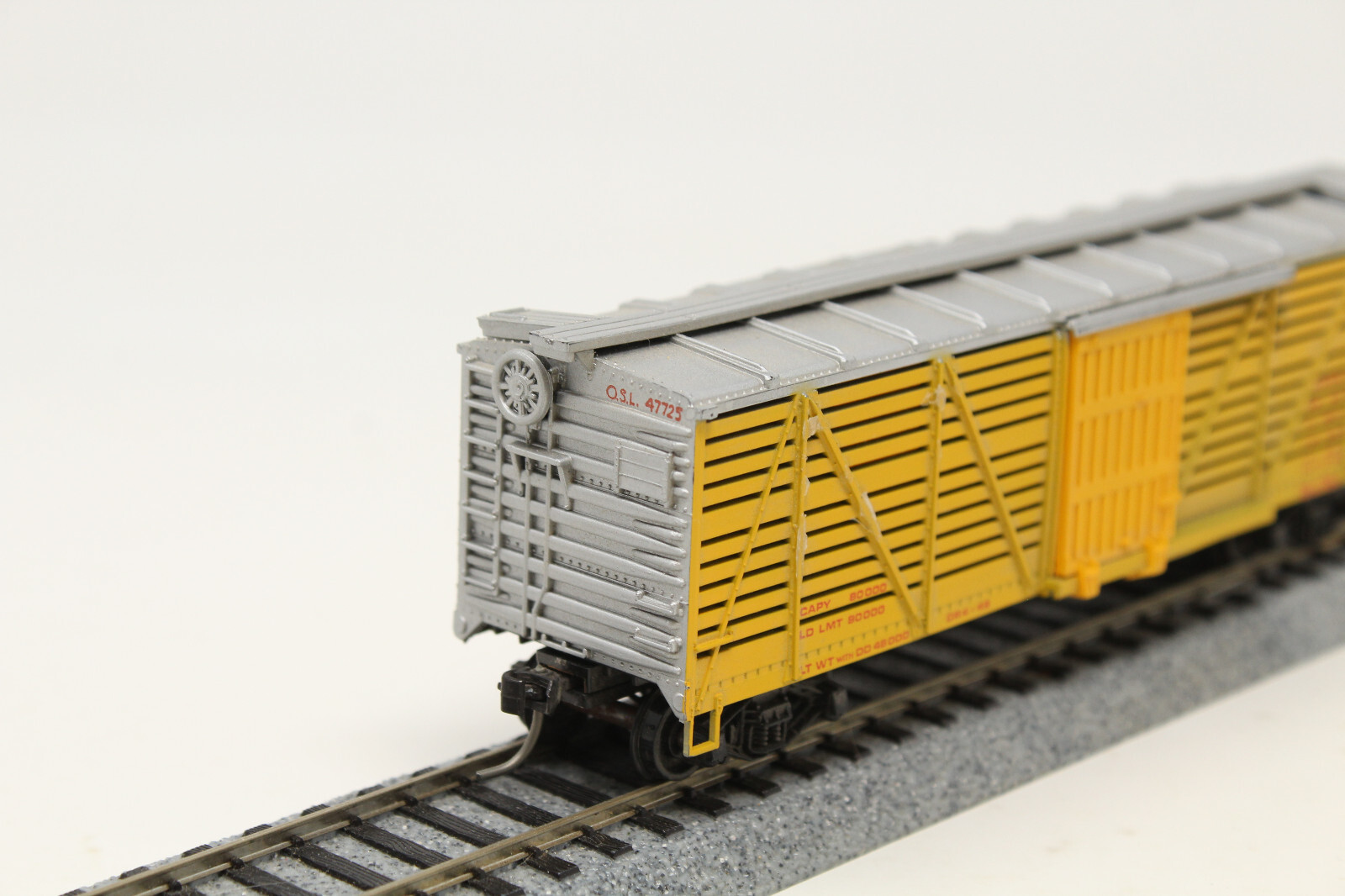 HO Train Miniature TM 40′ Stock Car Data Only Yellow RTR