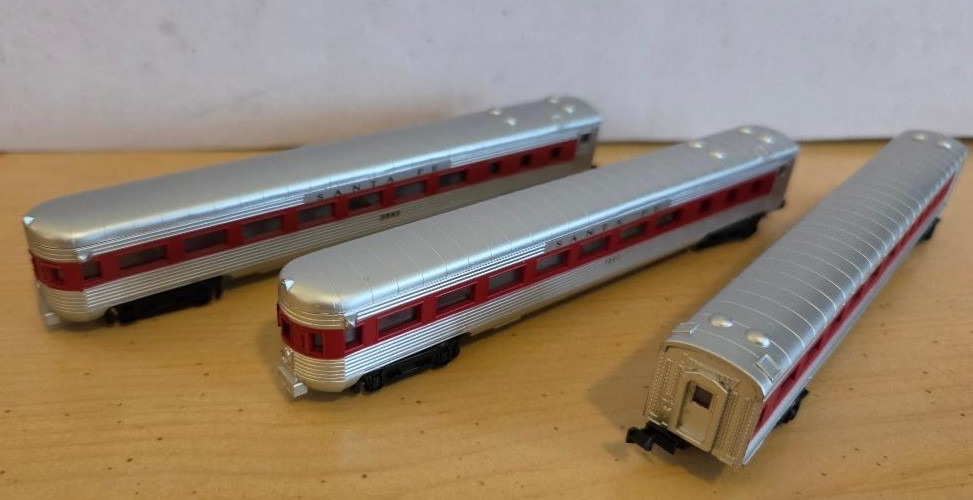 ✅LOT OF 3 Santa Fe Passenger Cars 3032 & 3042 (x2) – Model Power N Scale