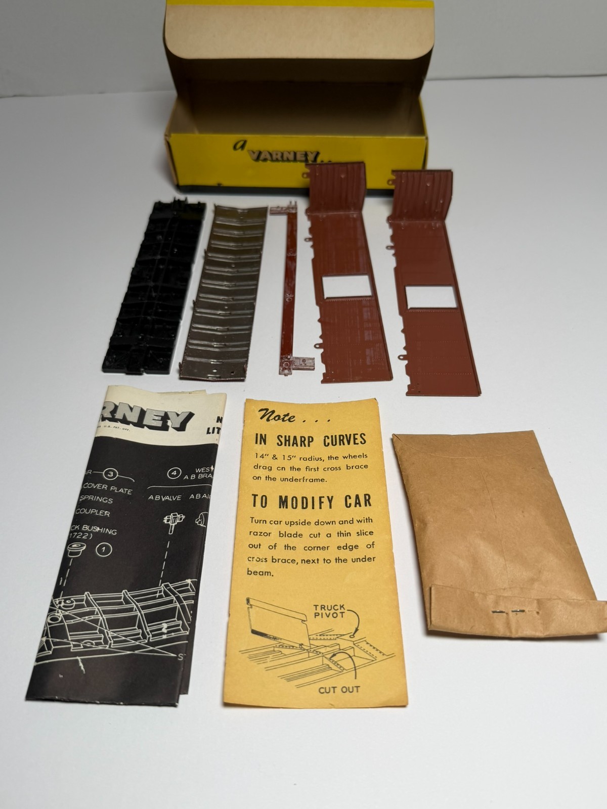 1950’s Varney HO B-76 Union Pacific UP 40′ Single Door Boxcar – Missing Trucks