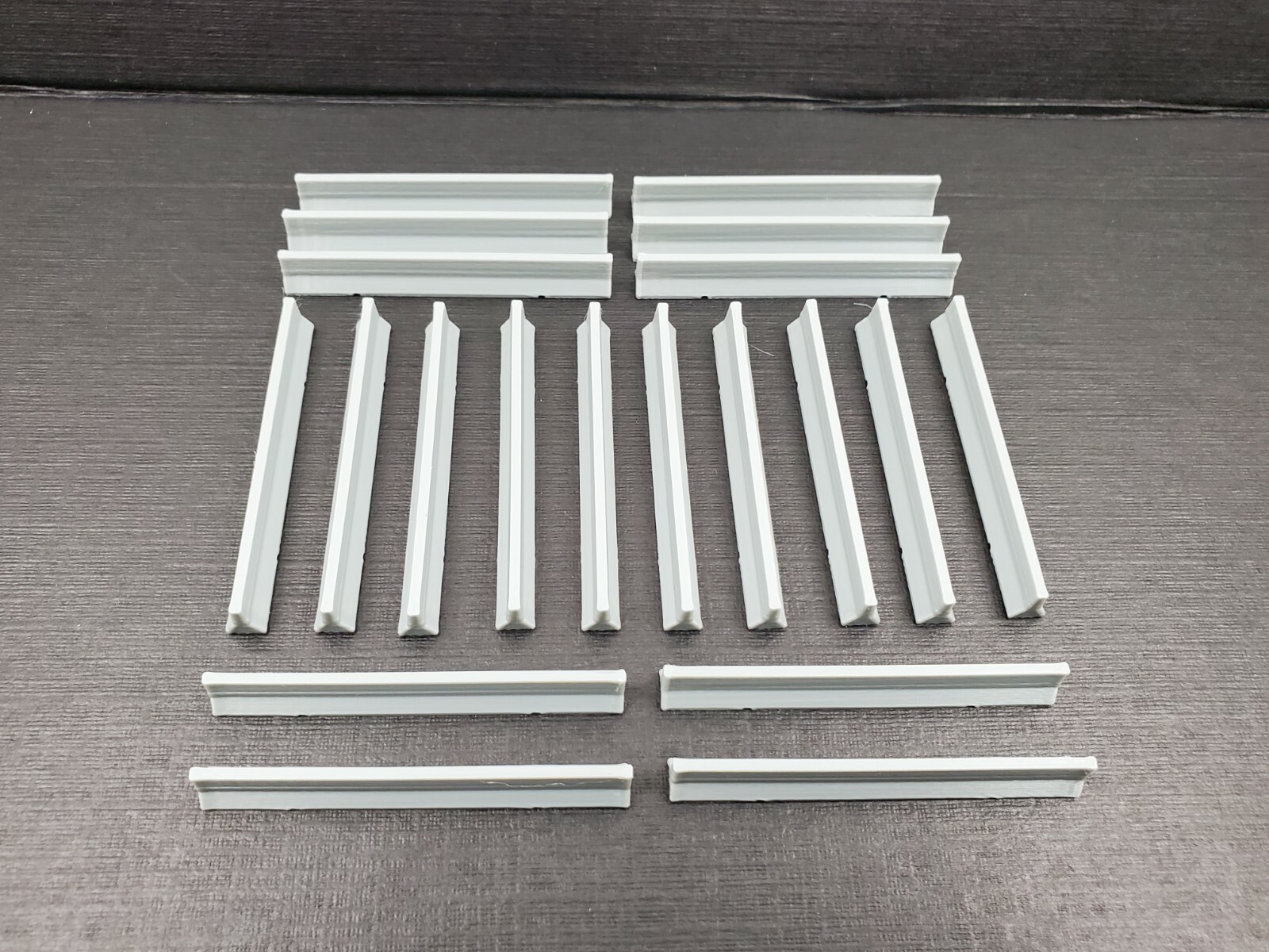 HO Scale 20′ Jersey Concrete Barrier unpainted set of 20