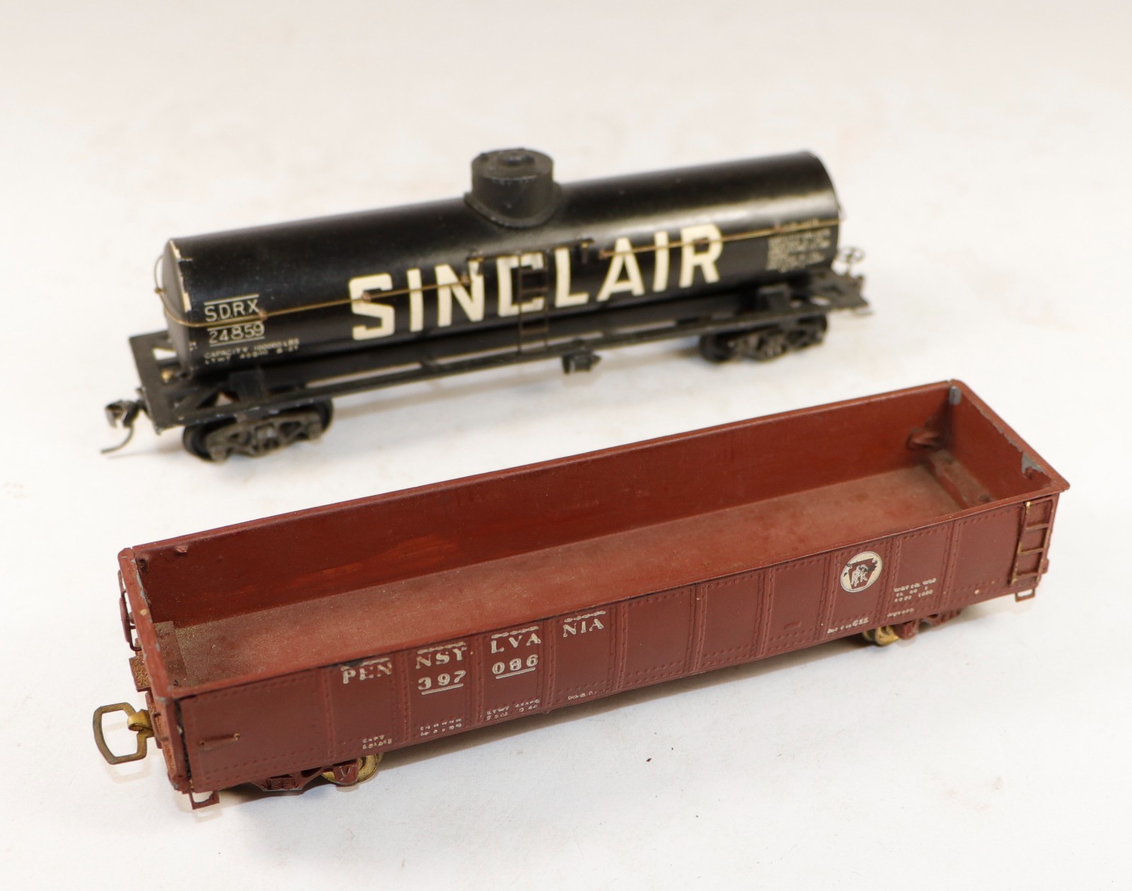 (2) Unknown Manufacturer 40′ Tank/Gondola Cars PRR/Sinclair 1/87 HO Scale