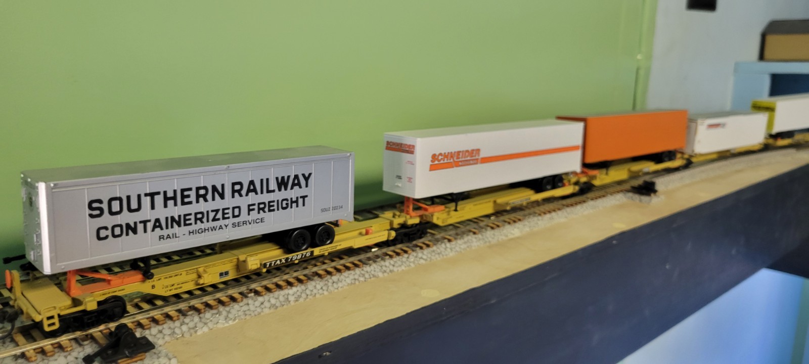 Walthers HO 263′ 5-Unit All Purpose Spine Car TTAX #79876 With Trailers