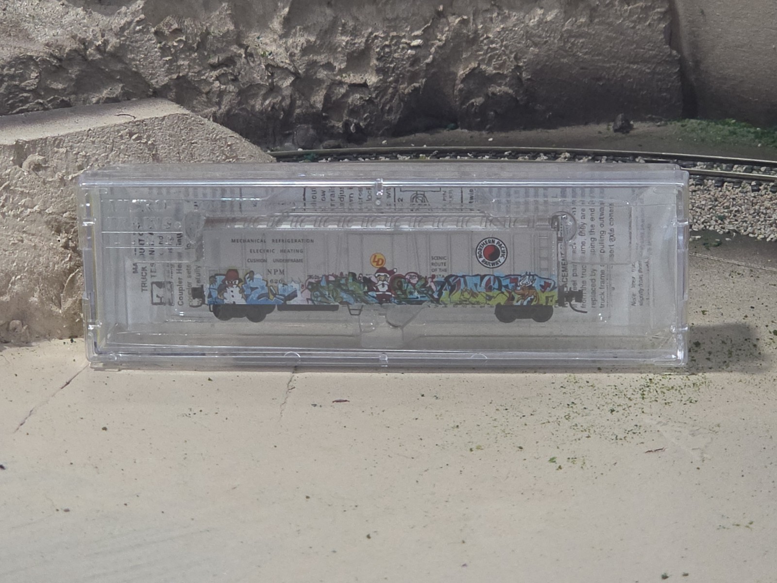 MICRO-TRAINS Z SCALE CHRISTMAS GRAFFITI CAR WEATHERED NORTHERN PACIFIC 549 44…