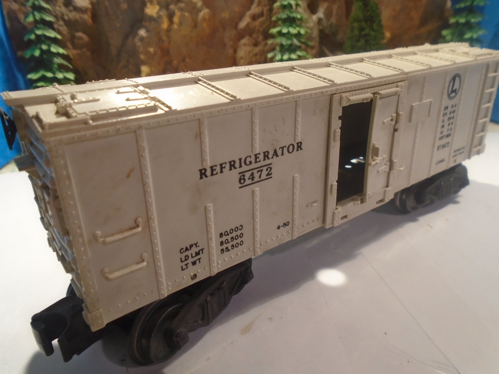 LIONEL O & 027 REFRIGERATOR REEFER No 6472, MISSING 2 HALF DOORS 5-179-5