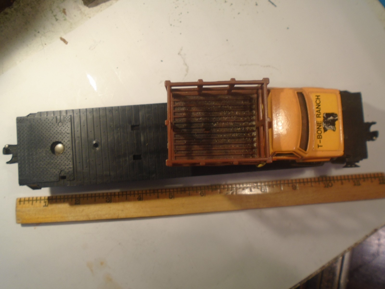 LIONEL 6828 BLACK PLASTIC FLAT CAR WITH REMCO STEEL STAKE BODY TRUCK 5-117-5