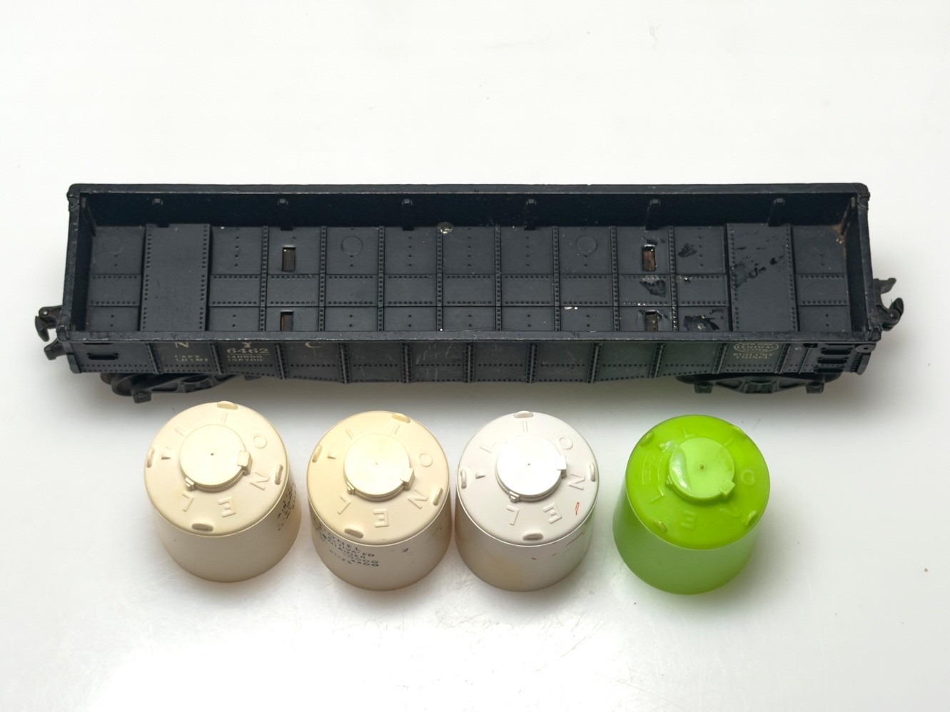 LIONEL O Gauge #6462 New York Central Black Gondola w/ 4 Canisters