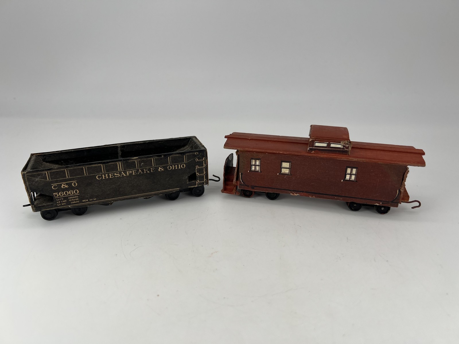 HO Scale #56060 Chesapeake Hopper & Caboose Red/Black Lot of 2 Fair