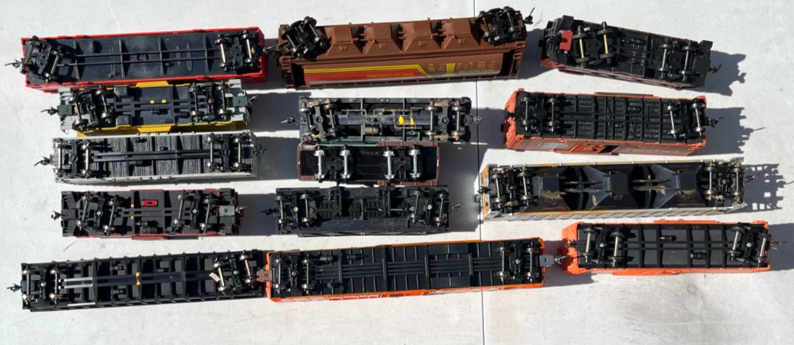 HO SCALE TRAIN FREIGHT CARS – KNUCKLE COUPLERS & METAL WHEELS -LOT OF 14 VARIOUS