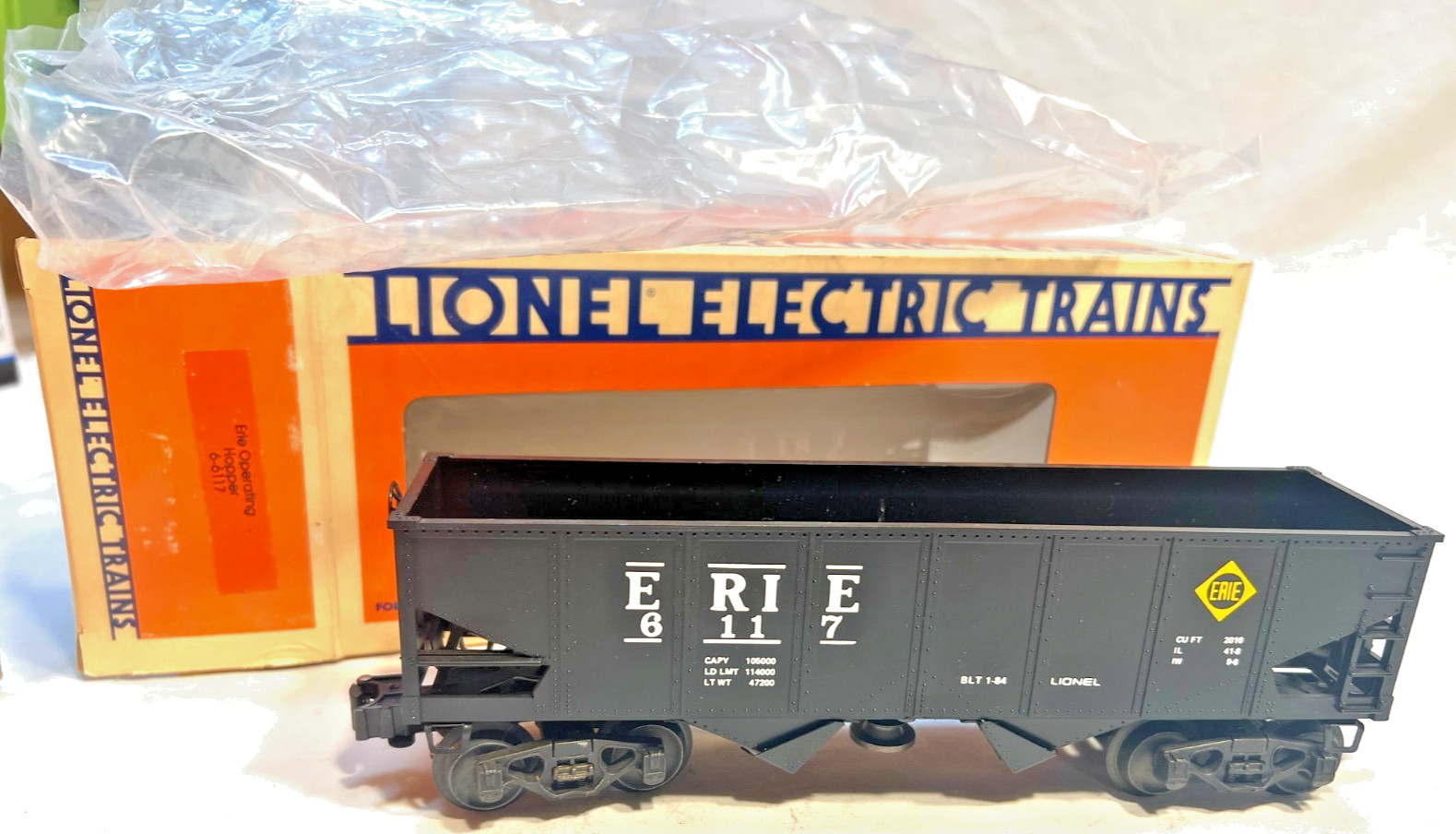 Lionel 6-6117 Erie Operating Hopper, with Die Cast Metal Sprung Trucks