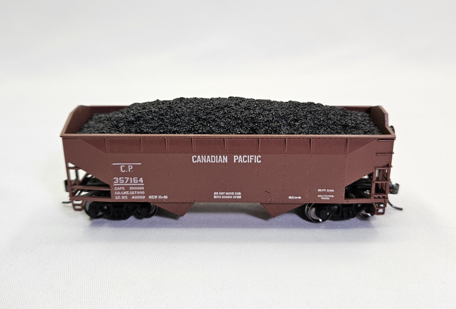 HO Scale Canadian Pacific C.P. 357164 Hopper Car 2 Bay with Coal Load Railroad