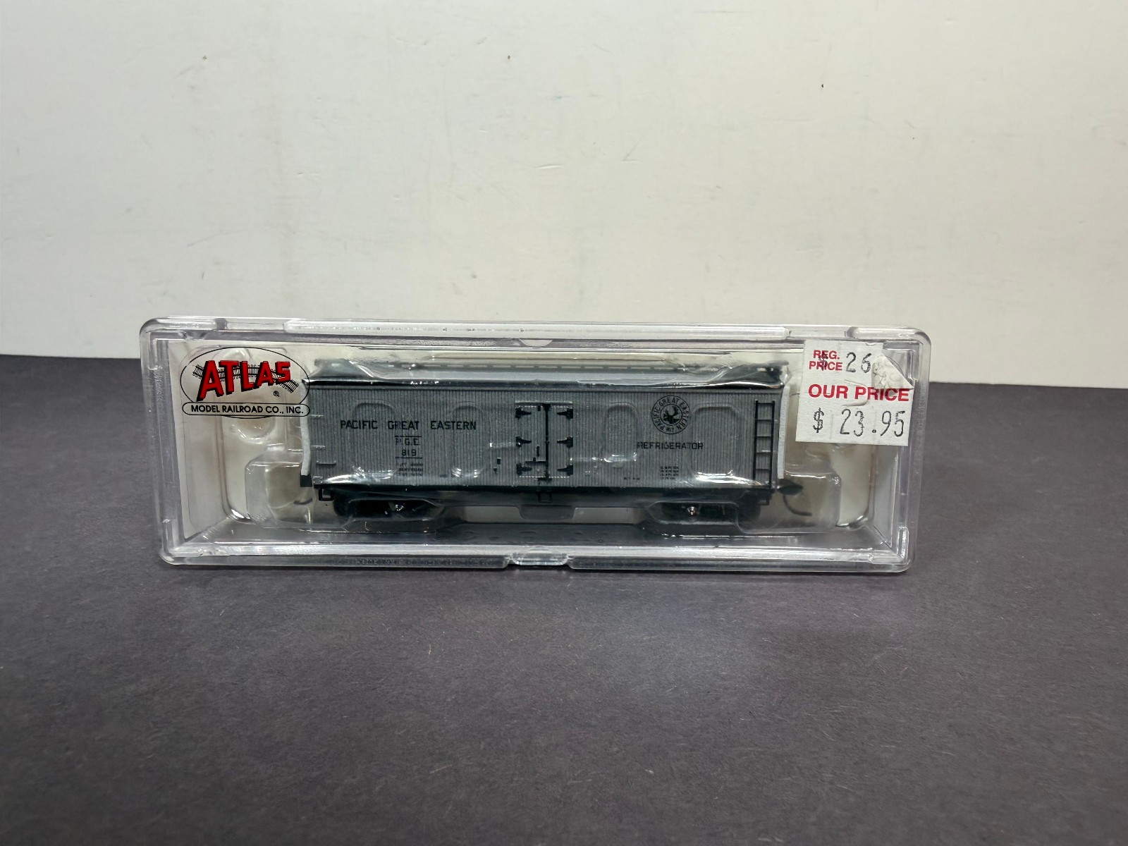 Atlas N Scale Train 500001755 Wood Reefer PACIFIC GREAT EASTERN PGE 819