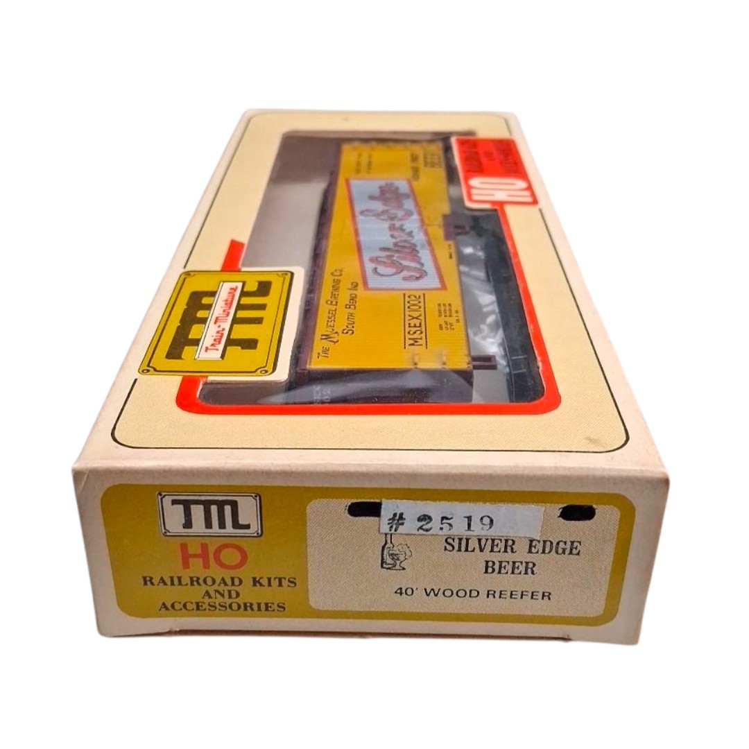 Train Miniature HO Scale Silver Edge Beer 40’ Reefer with Kadee Couplers
