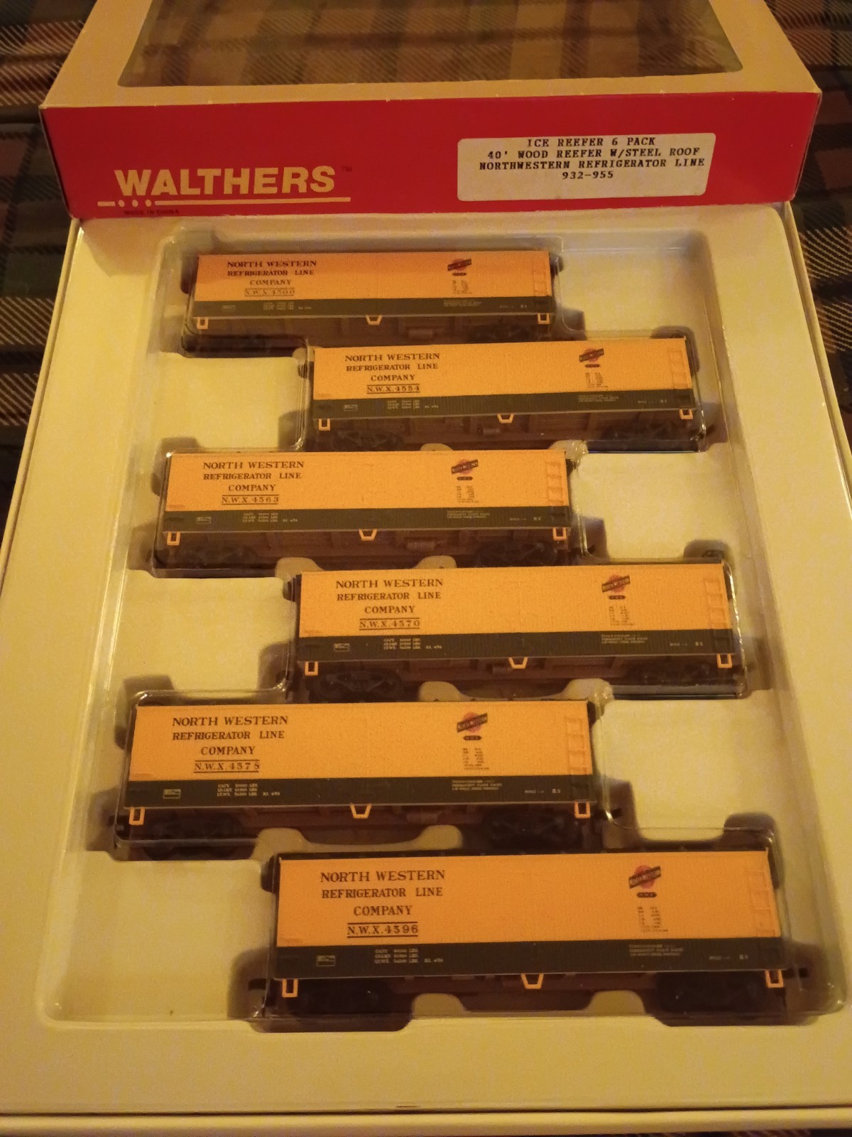 Walthers 932-955 HO-Scale Chicago & Northwestern 40′ Wood Ice Reefer 6 Pack