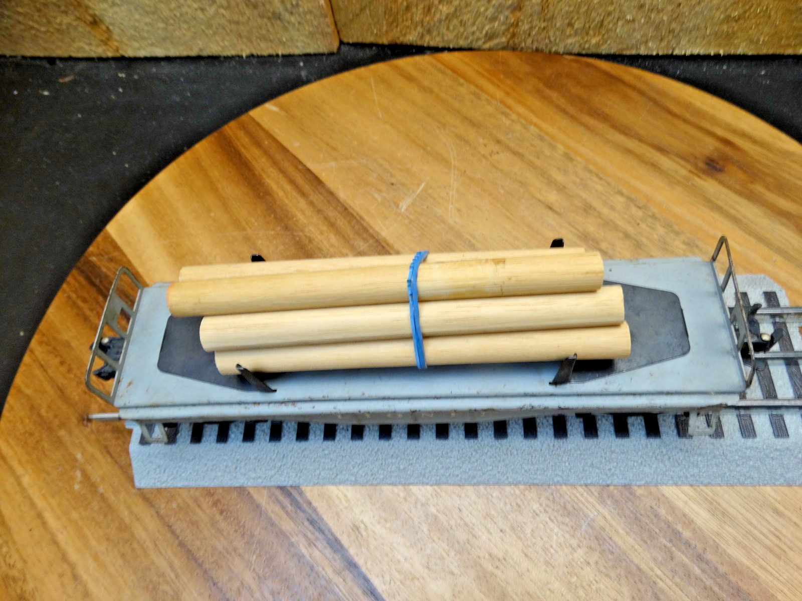 Lionel 027 Gauge All Metal Lionel Bulkhead Flat Car with Cargo