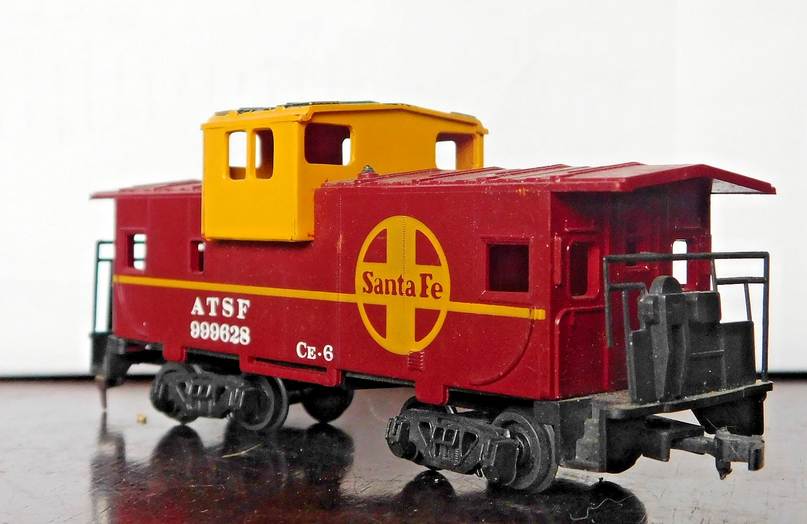 Bachmann Local-Only-Caboose ~ SANTA FE ~ Rd# ATSF 999628 – HO
