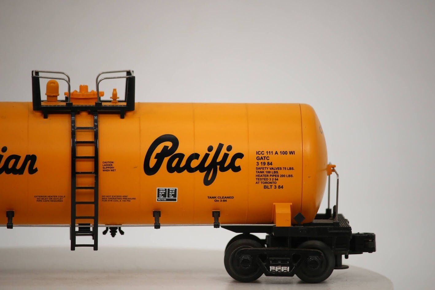 MTH 1984 O SCALE #400228 C.P. Canadian Pacific Yellow Single dome TANK CAR