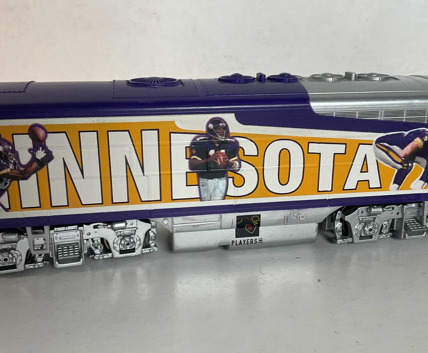 Hawthorne Village HO Diesel Engine | Booster | Minnesota Vikings | Holiday Train