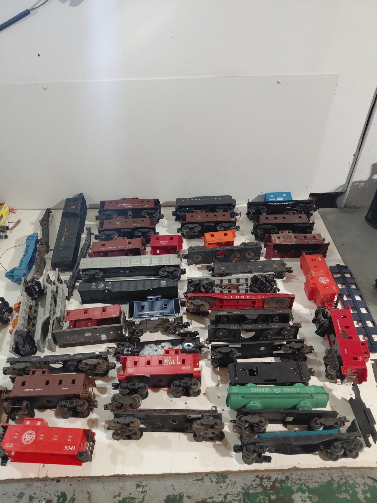 LIonel O Gauge Model Railroad Freight Car Junk Lot (Cabooses Boxcar Body Frames)