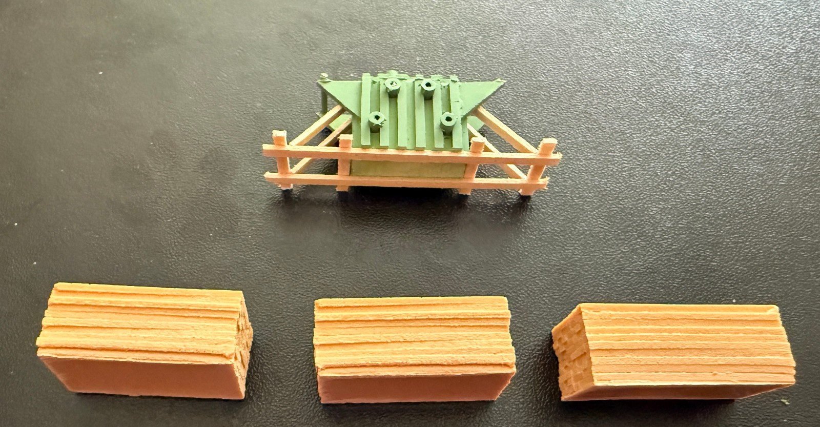 Various N-Scale loads for flat or bulkhead cars Transformer/Wood