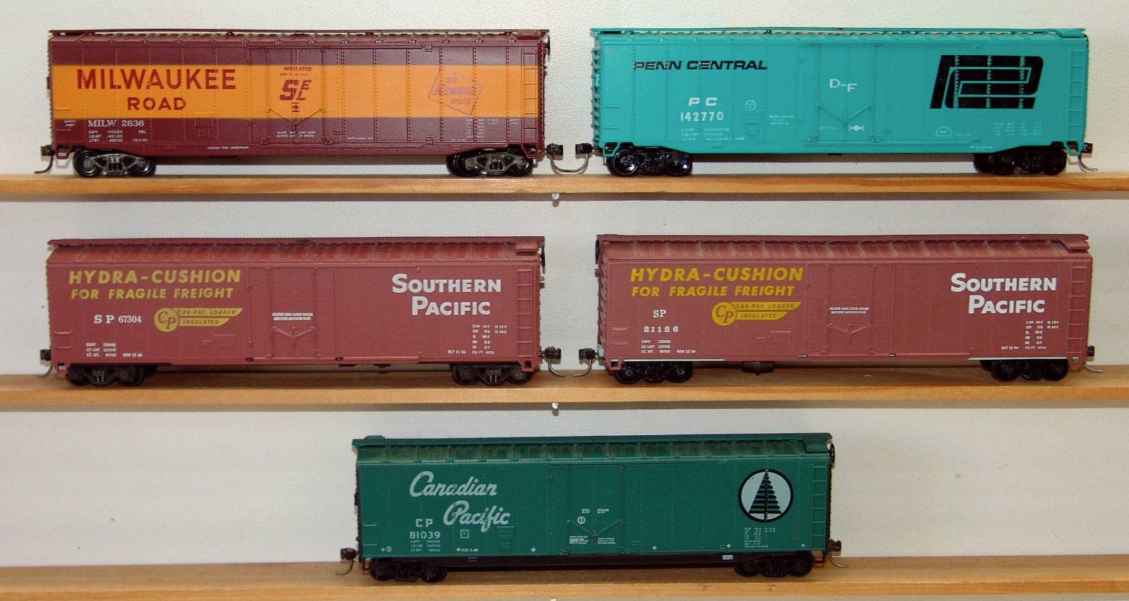 HO SCALE 5 ATHEARN (3) ROUNDHOUSE (2) 50′ PLUG DOOR CARS MILW PC CP SP (L7)