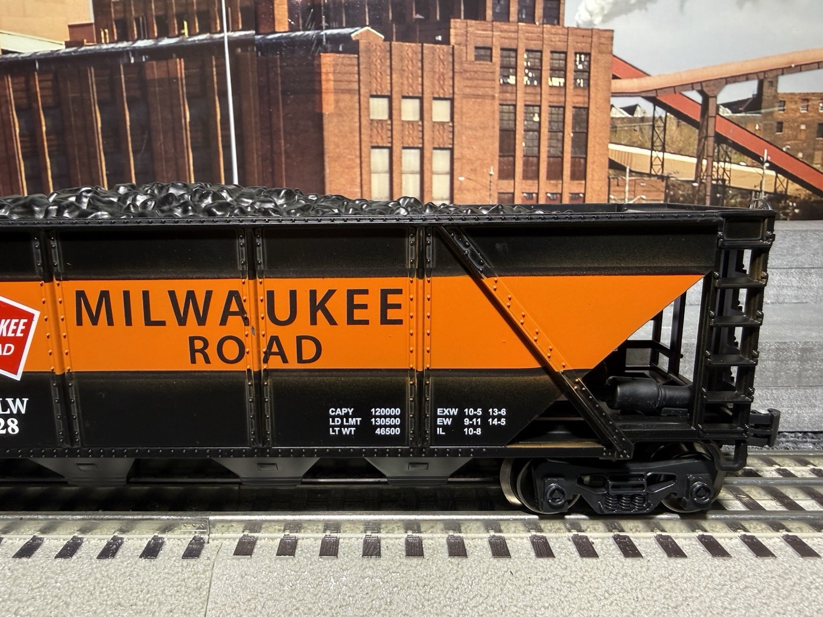 Menards #279-8948 & 279-4418 – Milwaukee Road Coal Hopper & Weathered Boxcar Set