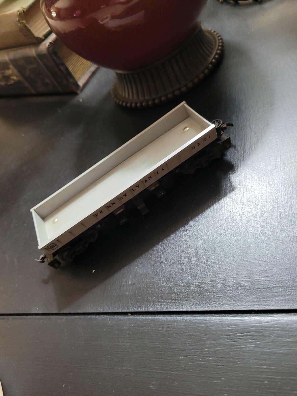 VINTAGE LIONEL TRAIN CAR…PENNSYLVANIA SIDE DUMPER 0301…LOOK!!!
