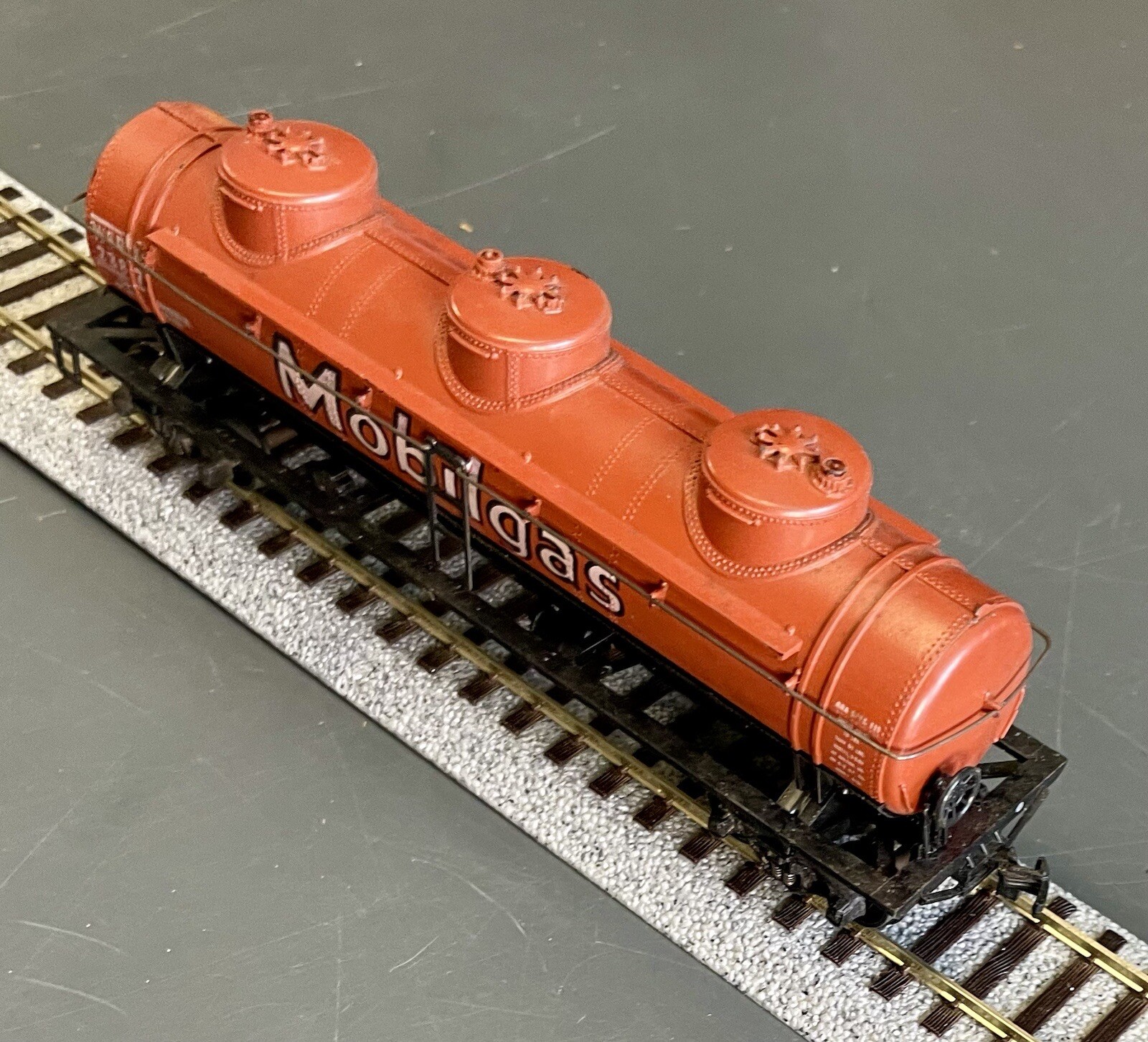 🚂 HO Scale Athearn 1503 Mobilgas 3-Dome Tank Car, Red #WSRX2387 C-6 Very Good!!