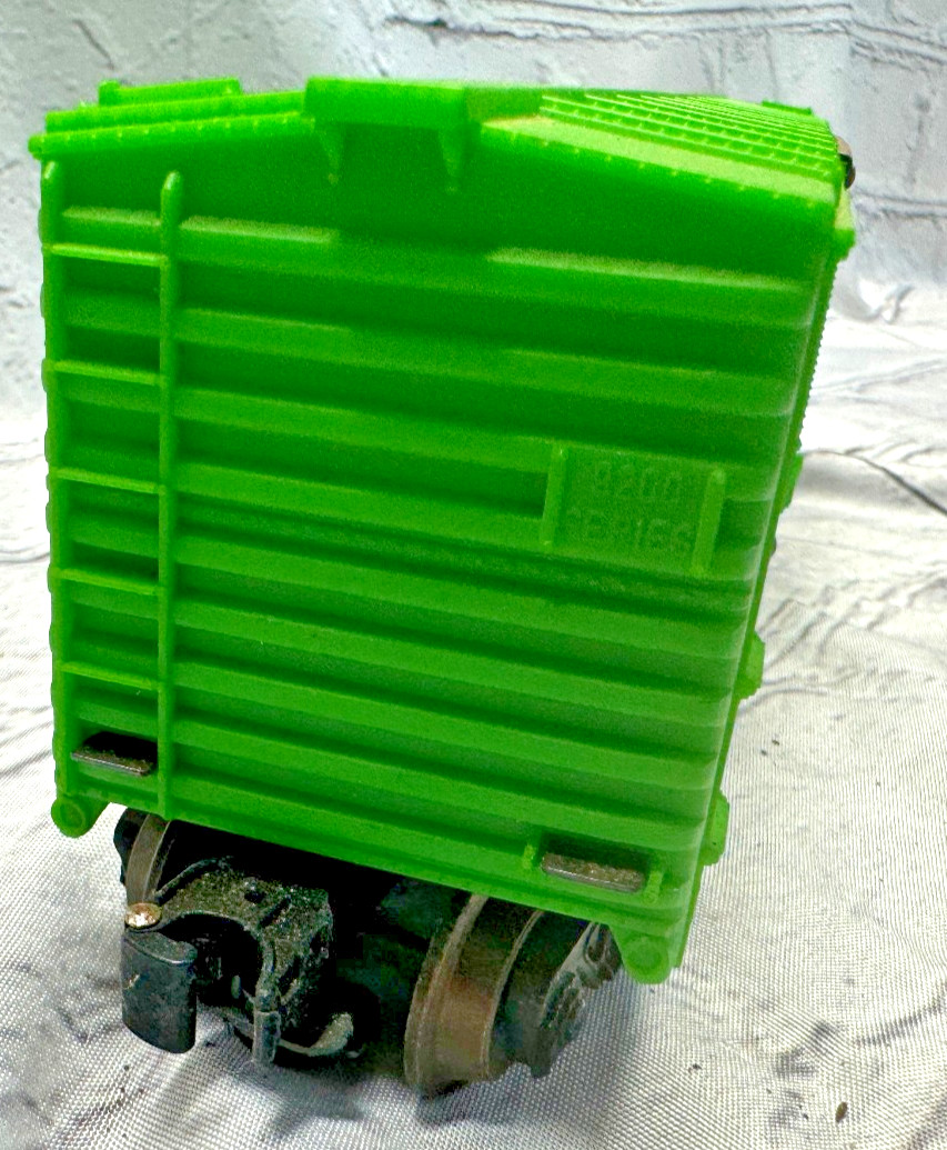 Lionel 9204 Northern Pacific Green Boxcar O/O-27 Gauge MPC Era Model Train
