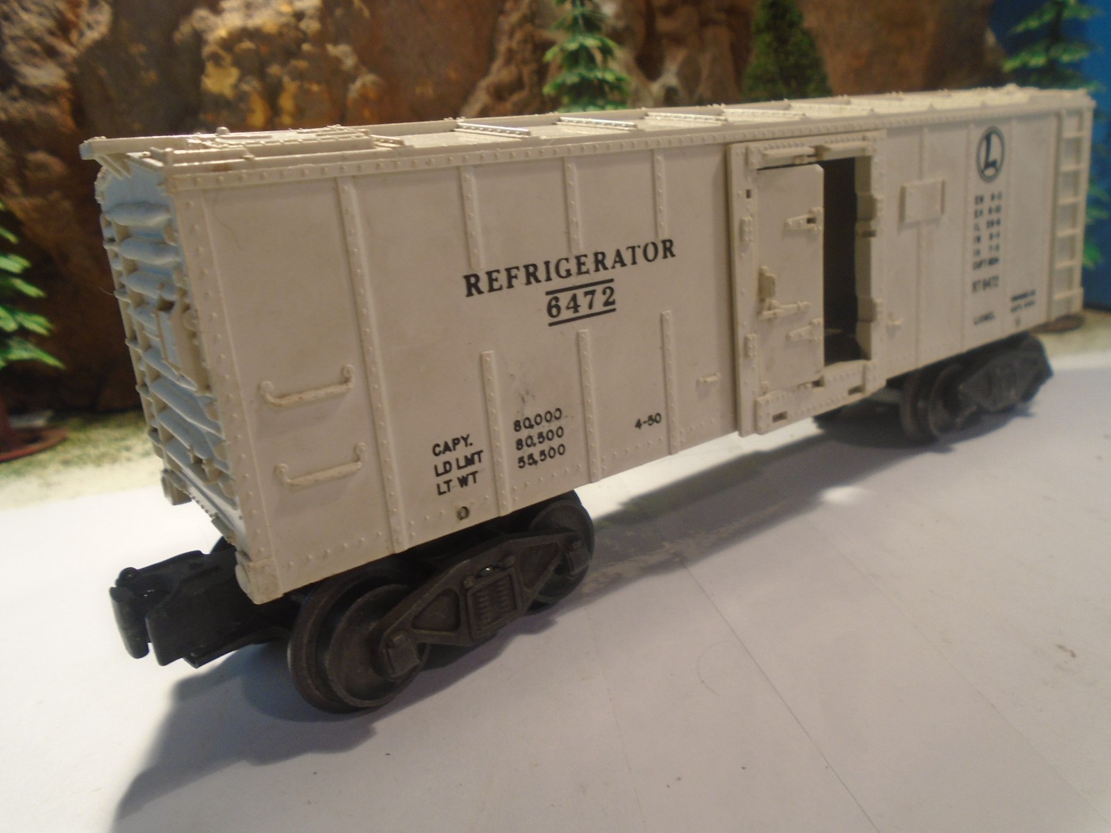 LIONEL O & 027 REFRIGERATOR REEFER No 6472, MISSING 2 HALF DOORS 5-179-5