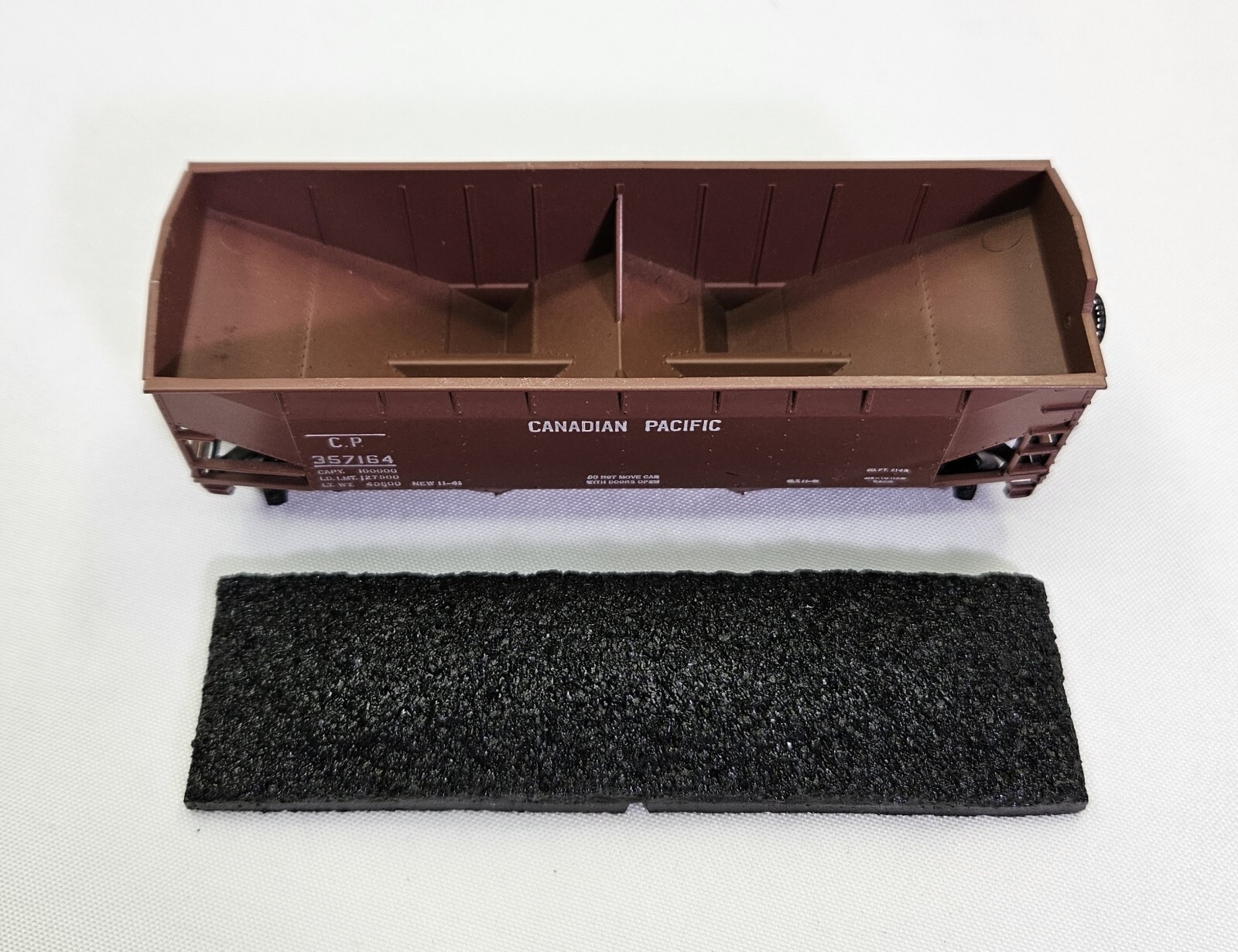 HO Scale Canadian Pacific C.P. 357164 Hopper Car 2 Bay with Coal Load Railroad