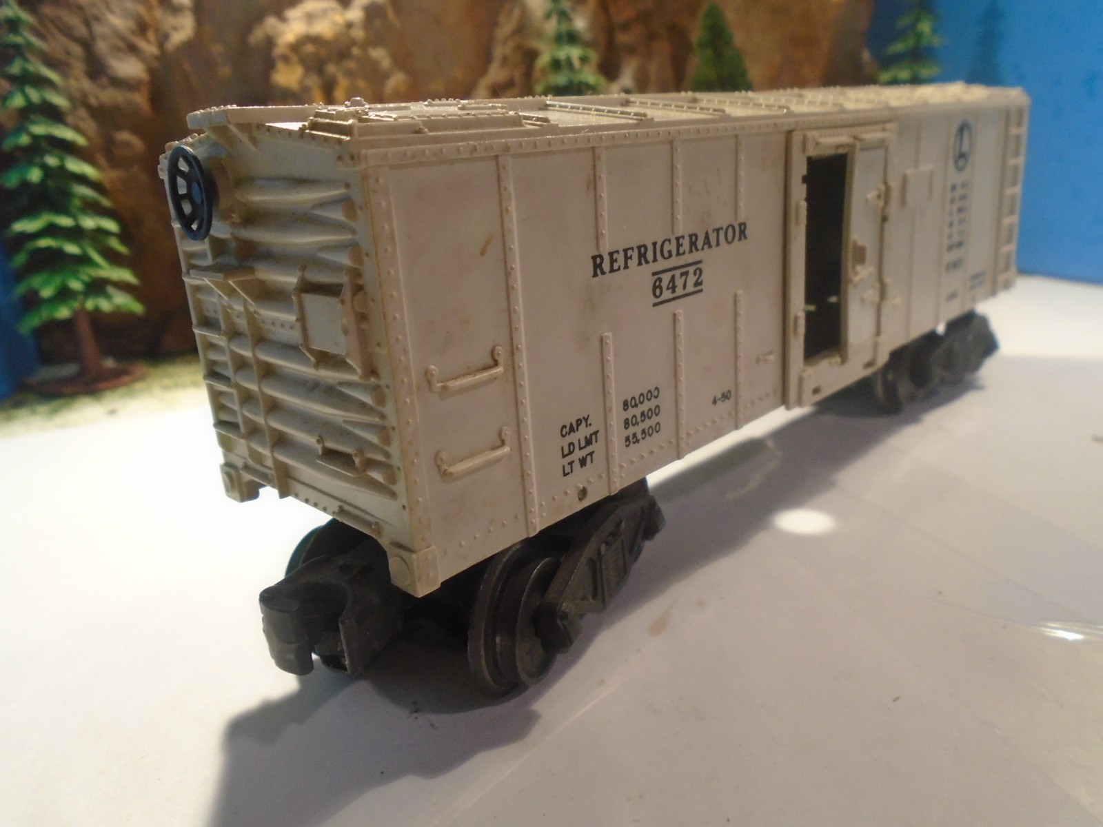 LIONEL O & 027 REFRIGERATOR REEFER No 6472, MISSING 2 HALF DOORS 5-179-5