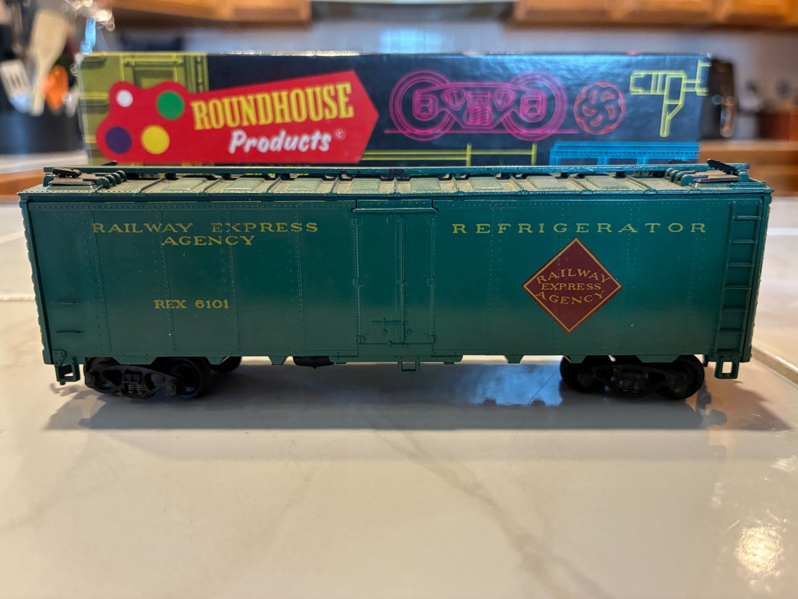 LOT of 3 HO Scale Roundhouse 36′ & 40′ Box Cars in very good condition