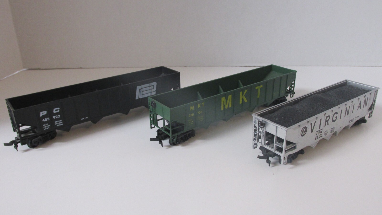 Ho scale,open hoppers,4 bay,bundle of 3,VGN 2610,MKT 236758,& PC 483922,plastic.