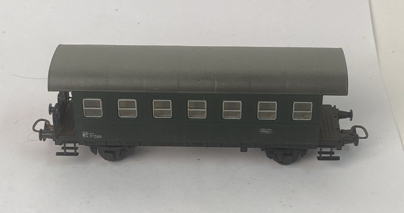 Kleinbahn Austria HO 4 Wheel Coach Missing A Railing