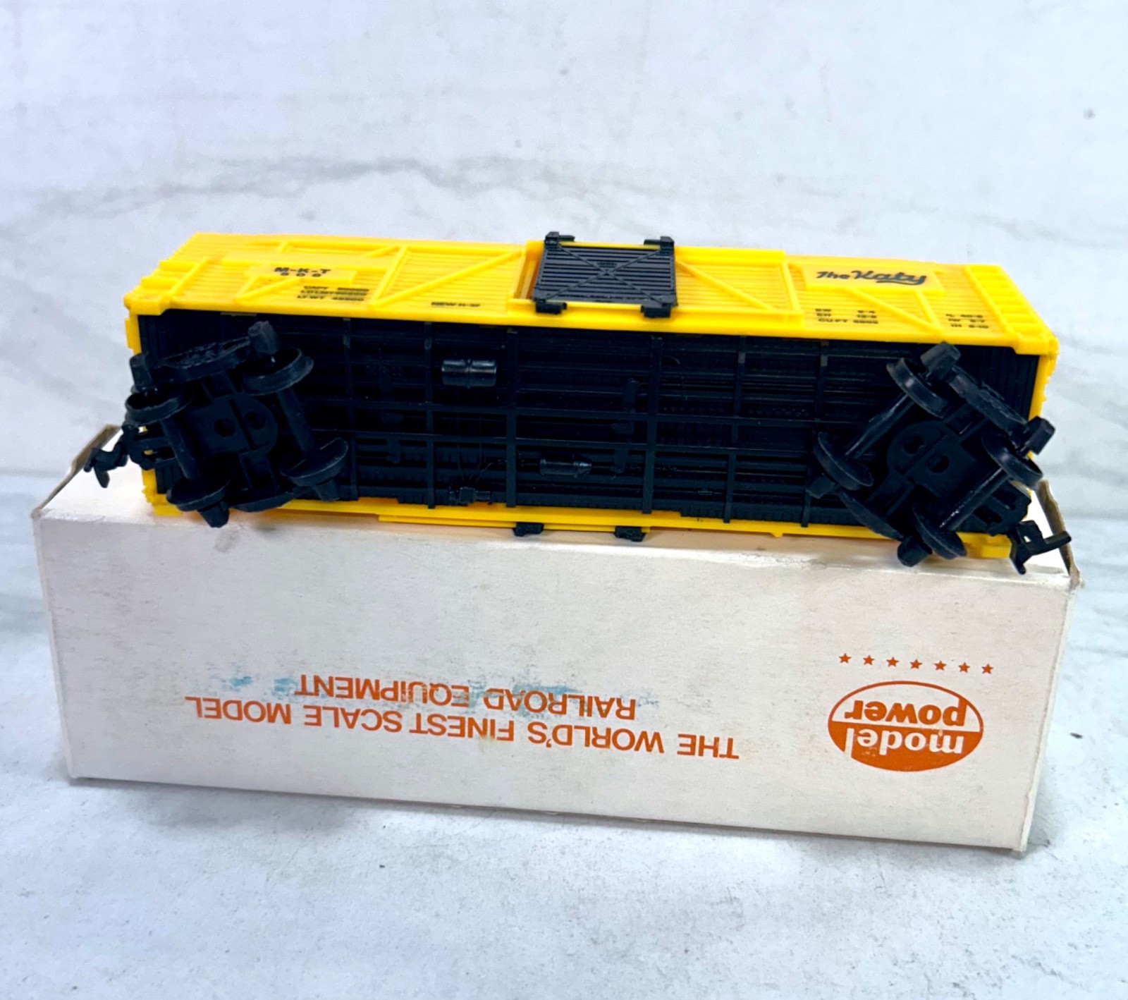 Model Power HO Scale 8013 M-K-T “The Katy” 40′ Stock Cattle Car #508 w/ Box