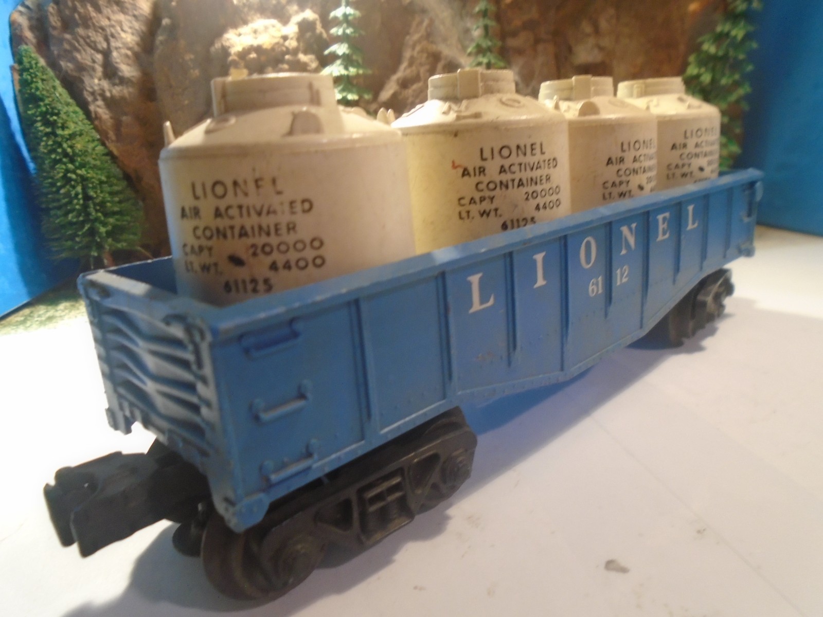 LIONEL LINES O & 027 GA BLUE PLASTIC GONDOLA WITH WHITE CANNISTER LOAD 5-182-5