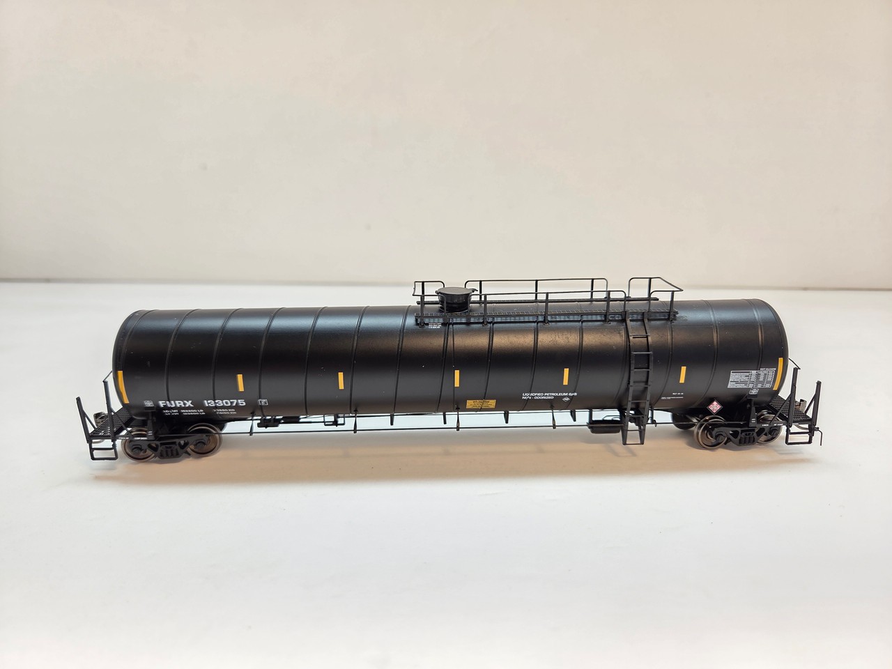 Roka ~ HO Scale ~ 33,700 Gal ARI LPG Spiral Tank Car ~ FURX ~ ROK133077