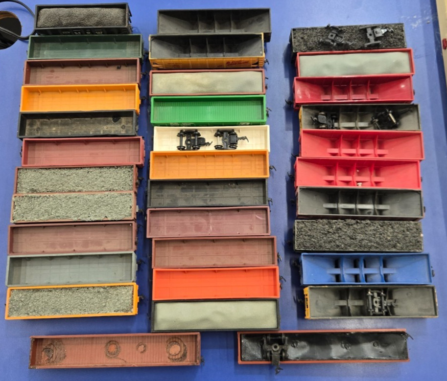 34pc Huge Lot HO Mixed Freight Cars Rolling stock w/Plastic Wheels Vintage