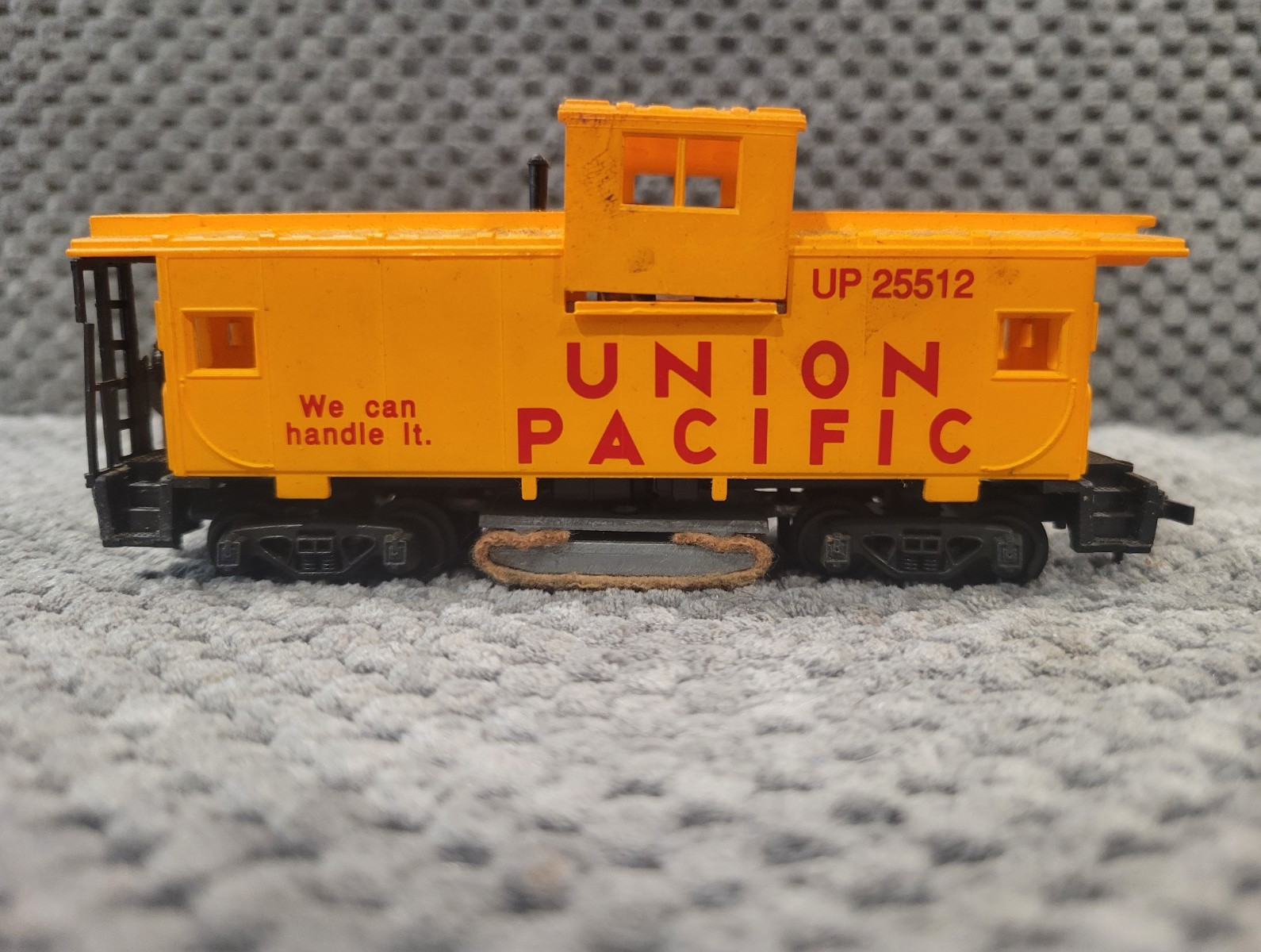 HO Union Pacific UP 25512 Yellow Caboose Ready to Go/Pre-Built