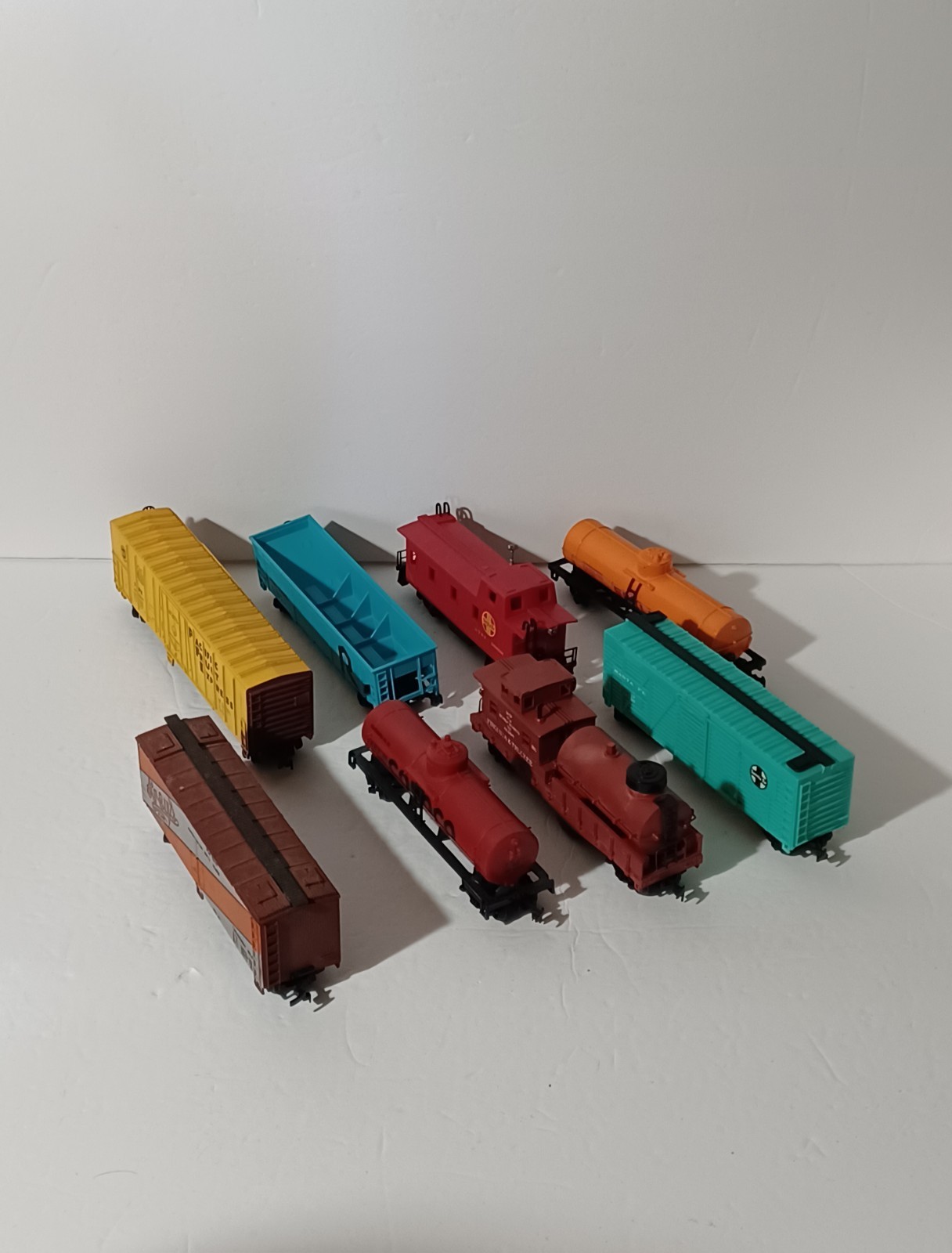 Lot Of 8 HO Scale Cars – Pacific Fruit Santa Fe Shell Kreys Virgina &Truckee Etc