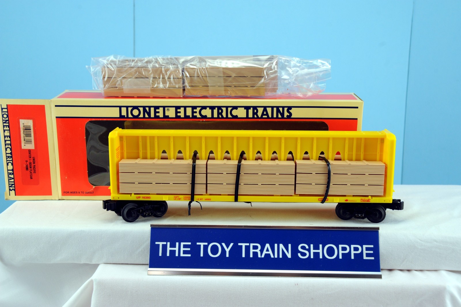 LIONEL 16380 UP UNION PACIFIC CENTER I-BEAM FLATCAR W LUMBER LOAD. NEW IN BOX.