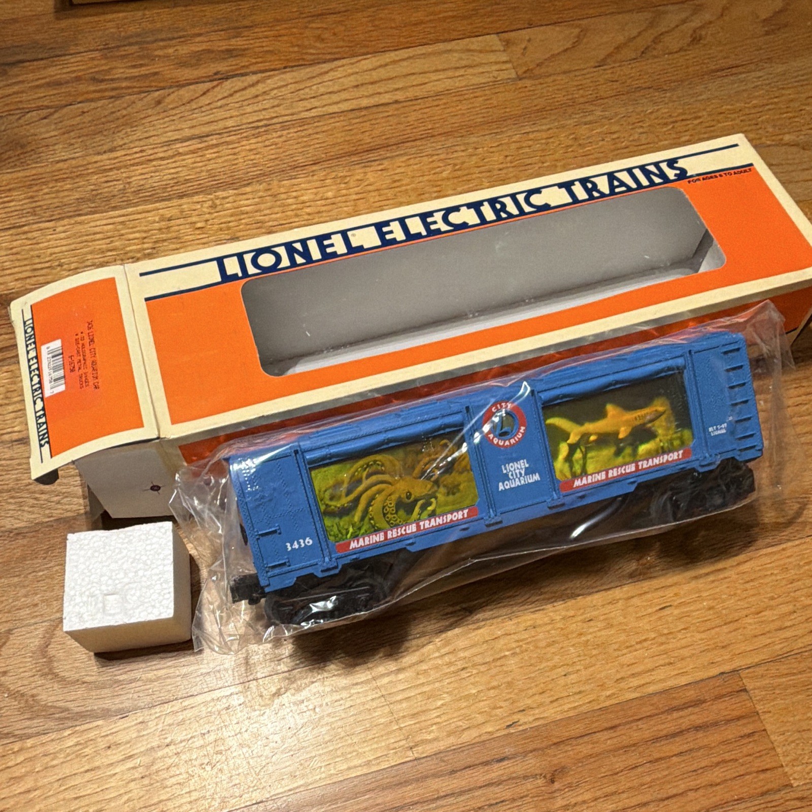 3436 Lionel City Aquarium Car 3D HOLOGRAPHIC IMAGES & DIE CAST METAL TRUCKS