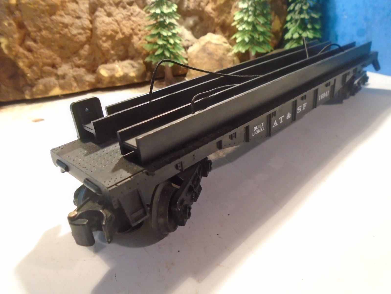 LIONEL 6511-2 AT & SF BLACK PLASTIC FLAT CAR No 16941 WITH RAMPS 5-152-5