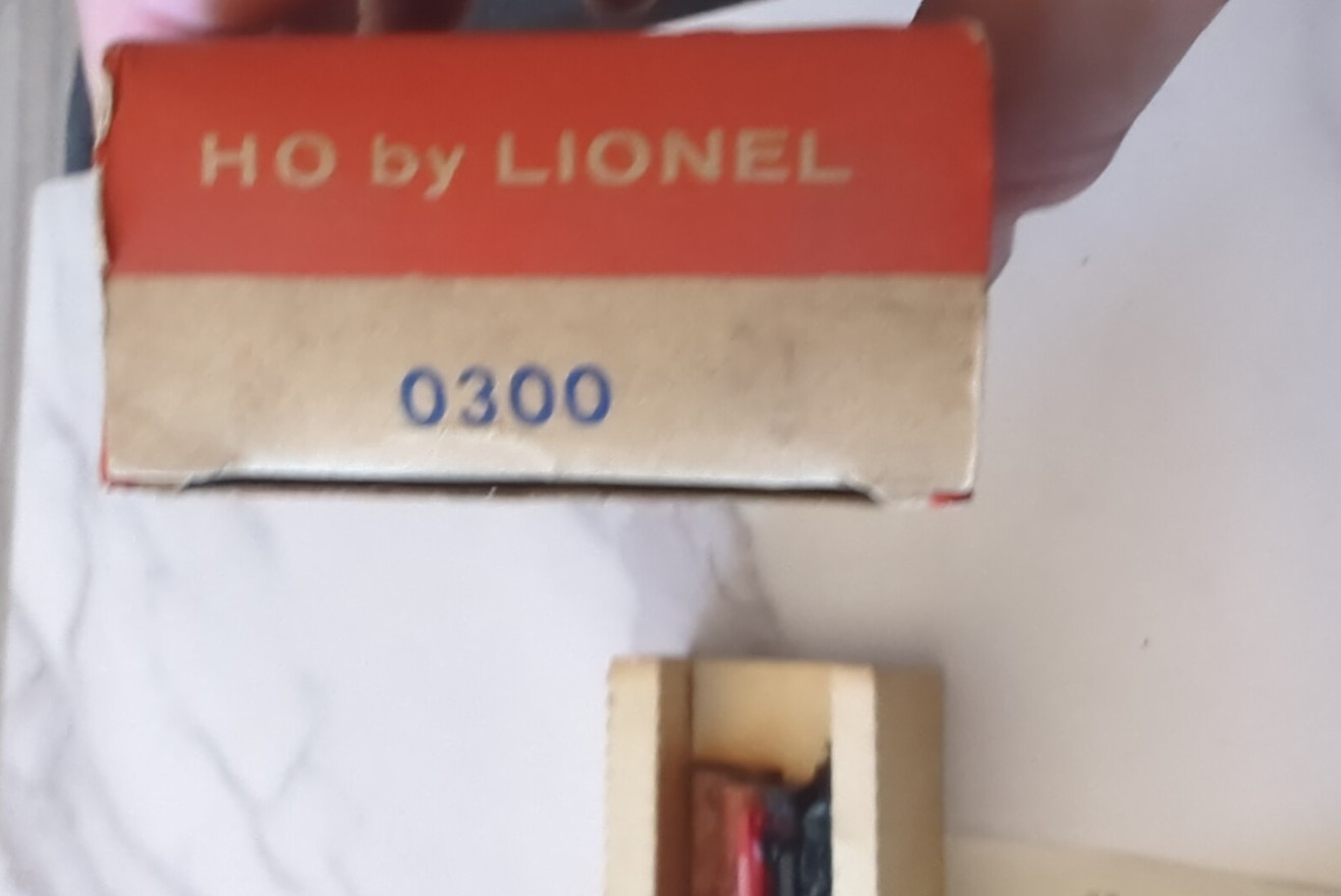 HO Scale by Lionel 0300 Log Flat Car w/ Log Tray & in Original Box