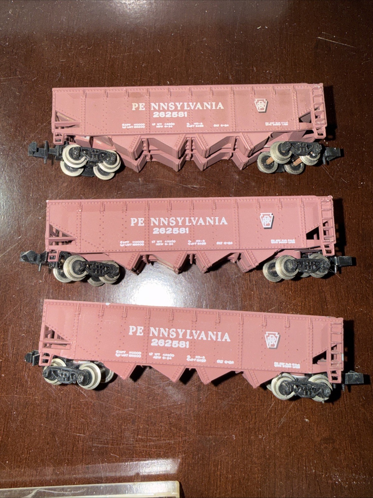 (3) Bachmann HONG KONG Open Hopper, 4-Bay Pennsylvania – 262581 X3 N085