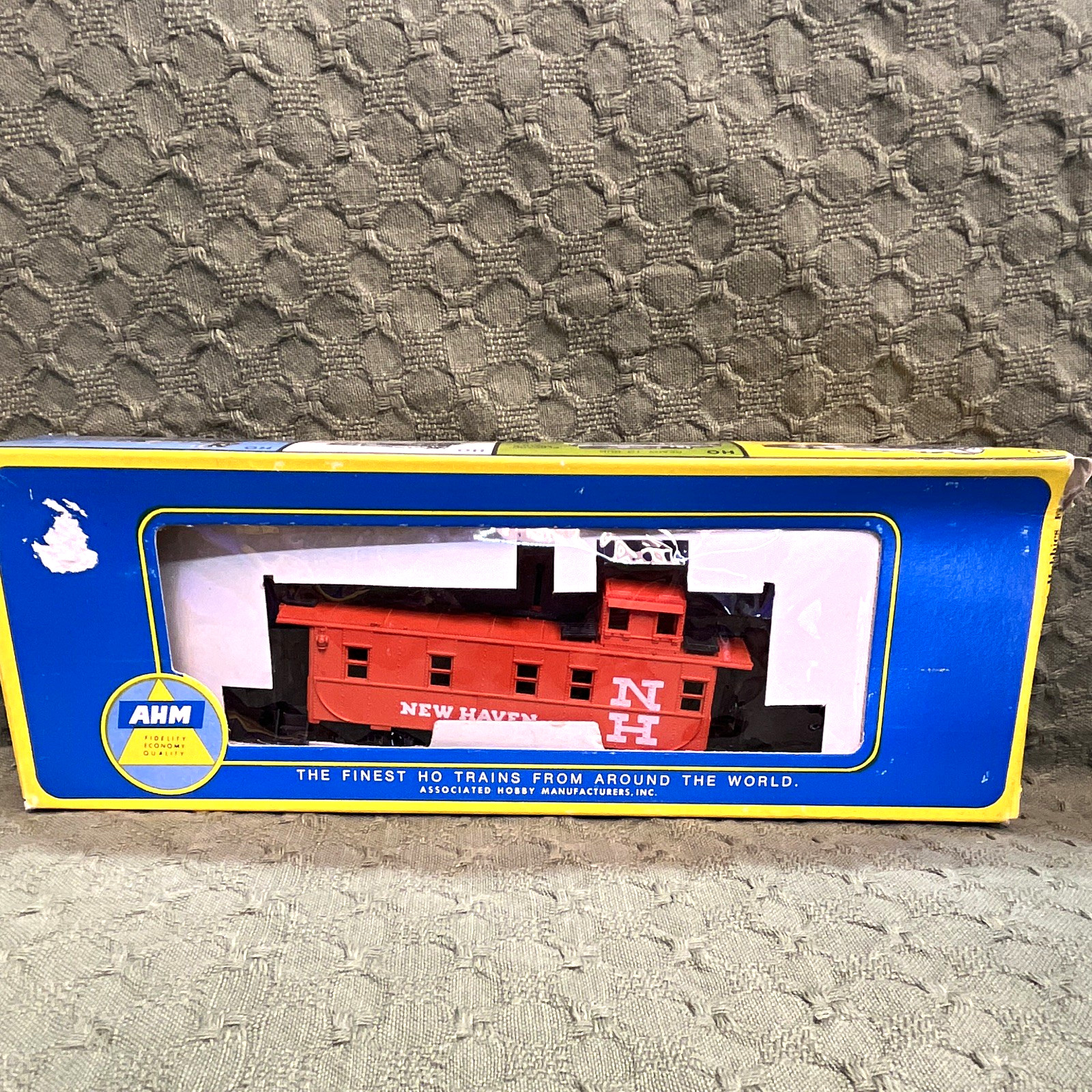 AHM HO New Haven 5277E Caboose Red Black White DC Analog Ready to Go