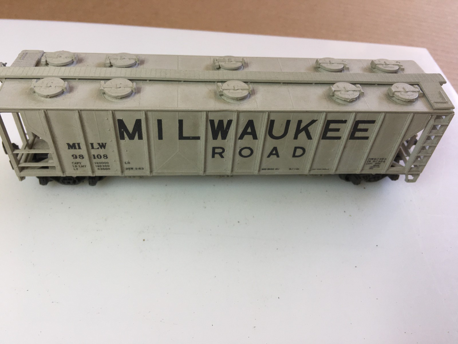 Milwaukee Road 3 Bay Covered Hopper MILW 98108 HO Scale Trains